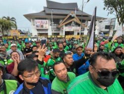 Ojol Lakukan Aksi Demonstrasi Di Depan Kantor DPRD dan Walikota